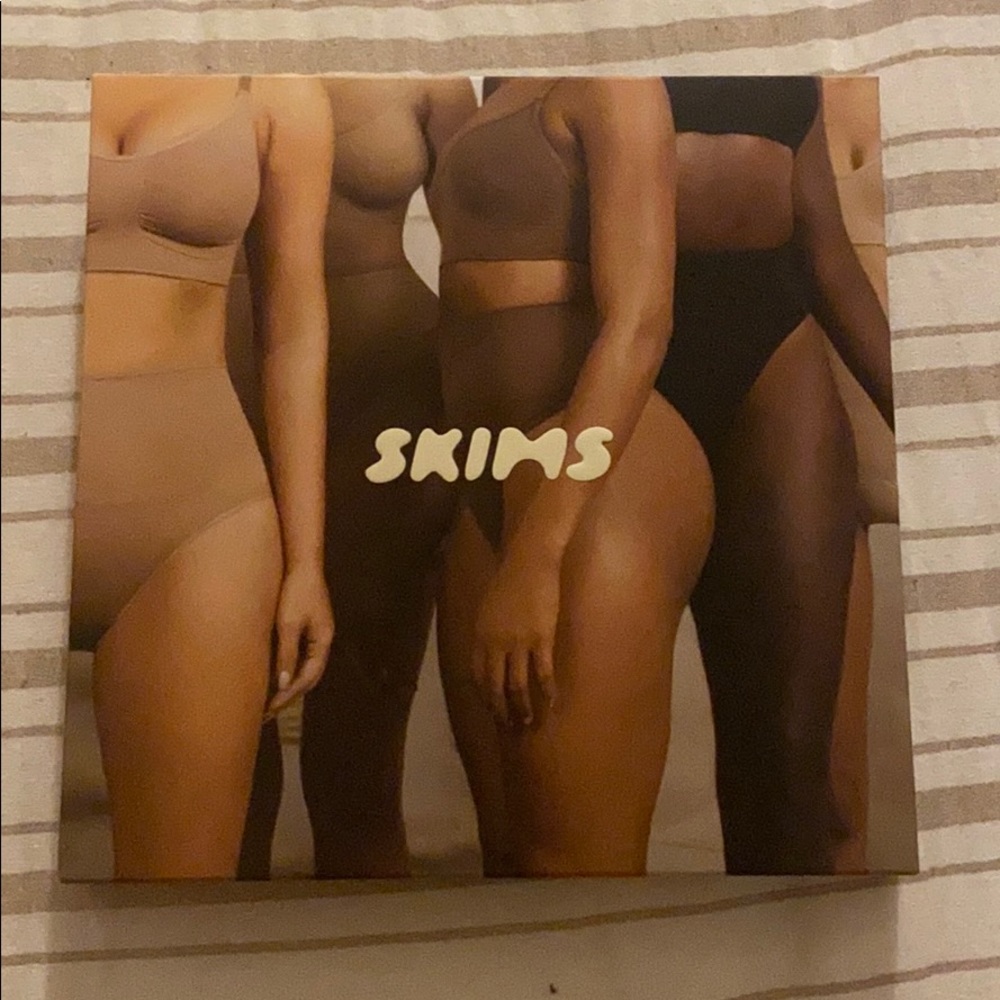 Skims black core control thong L/XL